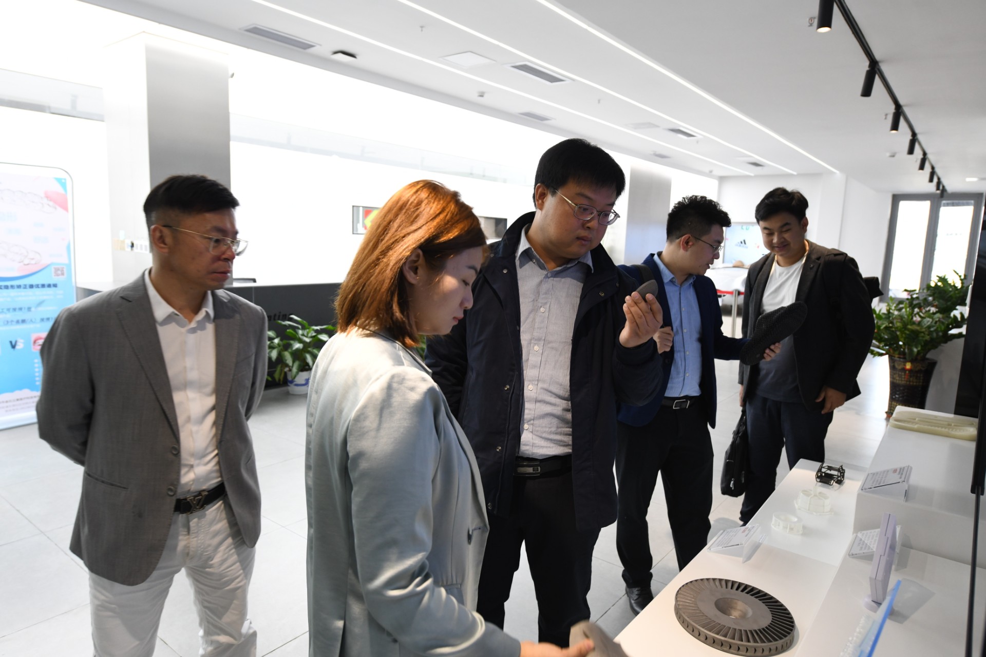 共享智能裝備總經理劉軼一行蒞臨金石三維參觀考察，共探3D打印產業化發展新機遇